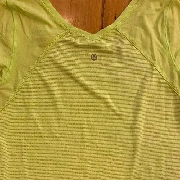 Lululemon Womens Short Sleeve Activewear Top Light Lime Green size 4 - Picture 3 of 9